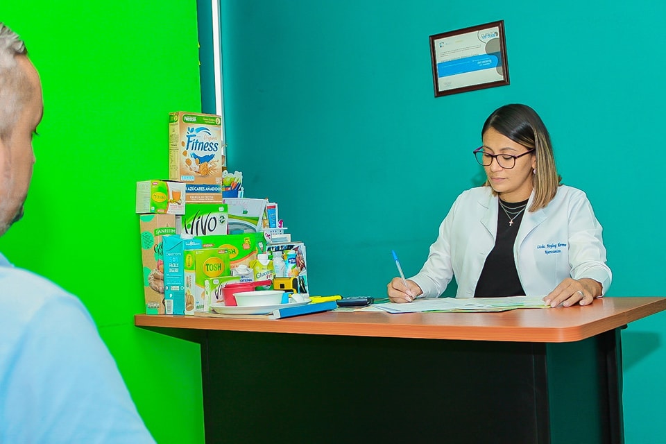 Nutricionista de Nutrire brindando atención personalizada a un cliente